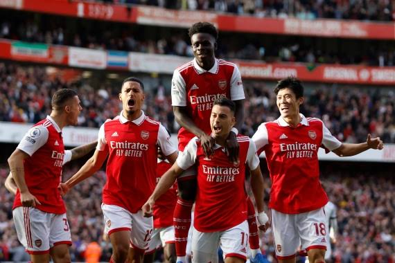 Red-hot Arsenal beat Liverpool to retain Premier League top spot